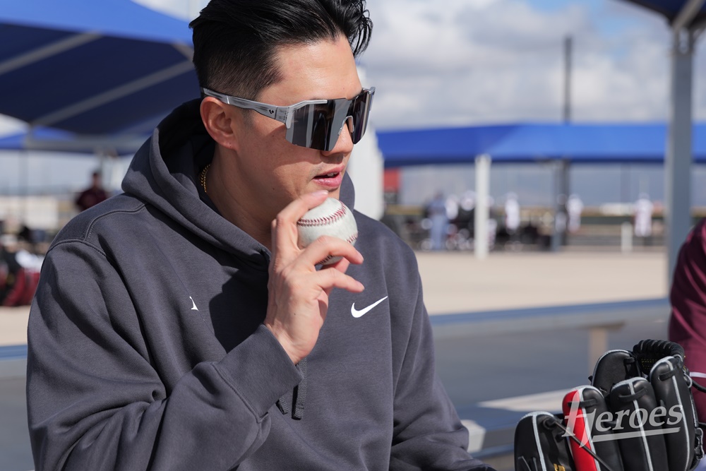 키움 내야수 오선진은 은퇴 선언 직전 극적으로 키움과 계약을 체결했다. 선수로서 마지막 기회를 잡은 그는 어떻게든 팀에 보탬이 되리라 힘찬 각오를 다졌다. 키움 히어로즈