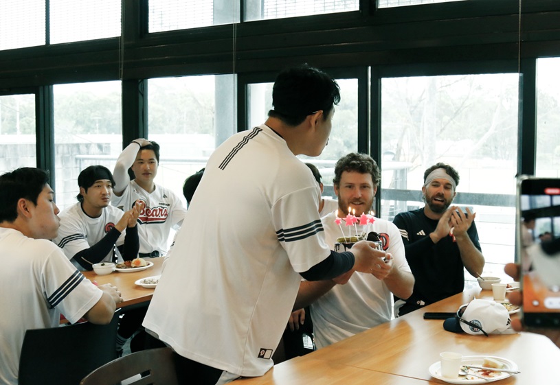 두산 선수단이 31일 시드니 스프링캠프 점심 시간 이날 생일을 맞은 외국인 투수 콜 어빈에게 깜짝 생일 파티를 선사했다. 두산 베어스