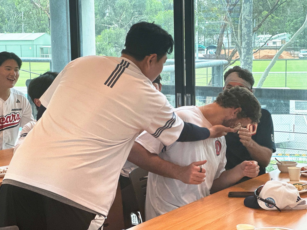 두산 선수단이 31일 시드니 스프링캠프 점심 시간 이날 생일을 맞은 외국인 투수 콜 어빈에게 깜짝 생일 파티를 선사했다. 두산 베어스