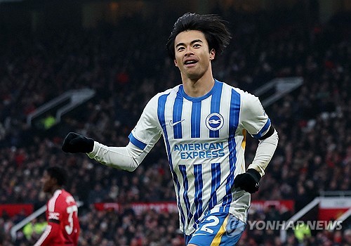 일본 축구대표팀의 에이스인 미토마 가오루가 사우디아라비아의 거액 오퍼를 거절하고 현 소속팀인 프리미어리그 브라이튼에 남는다. 영국 공영방송 BBC는 '브라이튼이 미토마 이적을 계속 거절했고 사우디 알 나스르가 협상장에서 철수했다'고 보도했다. 중계채널 스카이스포츠도 알 나스르의 미토마 영입 작전은 실패로 끝났다. 미토마는 프리미어리그에 남는다고 했다. 알 나스르는 애스턴 빌라 스트라이커 혼 두란을 영입한 뒤 미토마까지 노렸다. 연합뉴스