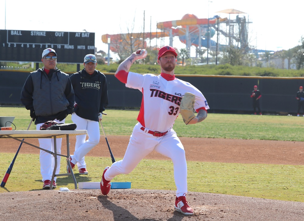 KIA 타이거즈 새 외국인 투수 아담 올러가 지난 29일 미국 어바인 스프링캠프에서 첫 불펜 투구를 소화했다. KIA 타이거즈