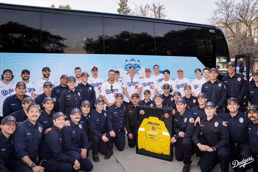 다저스 내야수 김혜성은 1일 열린 LA 지역 행사에 참석해 다저스 선수로서 첫 공식 행사에 나섰다. 그는 지역 주민과 소방관을 만나 의미 있는 시간을 보냈다. LA 다저스 공식 SNS