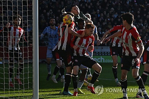 토트넘은 3일(한국시간) 영국 브렌트퍼드에 있는 지테크 커뮤니티 스타디움에서 열린 2024-2025시즌 프리미어리그 24라운드 원정 경기에서 손흥민의 맹활약 속에 2-0으로 승리했다. 손흥민의 맹활약 속에 토트넘은 4연패 탈출은 물론 길고 길었던 리그 7경기 무승의 늪에서 탈출했다. 토트넘은 승점 3점을 얻어 14위(8승 3무 13패∙승점 27)로 올라섰다. 11위에 머무른 브렌트퍼드(승점 31)와 승점 4점 차이다. 연합뉴스