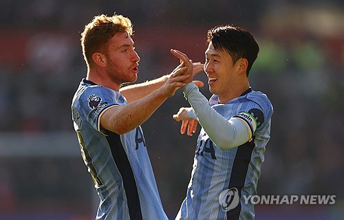 토트넘은 3일(한국시간) 영국 브렌트퍼드에 있는 지테크 커뮤니티 스타디움에서 열린 2024-2025시즌 프리미어리그 24라운드 원정 경기에서 손흥민의 맹활약 속에 2-0으로 승리했다. 손흥민의 맹활약 속에 토트넘은 4연패 탈출은 물론 길고 길었던 리그 7경기 무승의 늪에서 탈출했다. 토트넘은 승점 3점을 얻어 14위(8승 3무 13패∙승점 27)로 올라섰다. 11위에 머무른 브렌트퍼드(승점 31)와 승점 4점 차이다. 연합뉴스