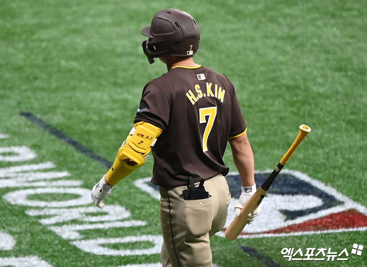 21일 오후 서울 구로구 고척스카이돔에서 열리는 '메이저리그(MLB) 월드투어 서울시리즈 2024' LA 다저스와 샌디에이고 파드리스의 경기, 7회초 1사 만루 샌디에이고 김하성이 파울플라이로 아웃된 후 더그아웃으로 향하고 있다. 엑스포츠뉴스DB