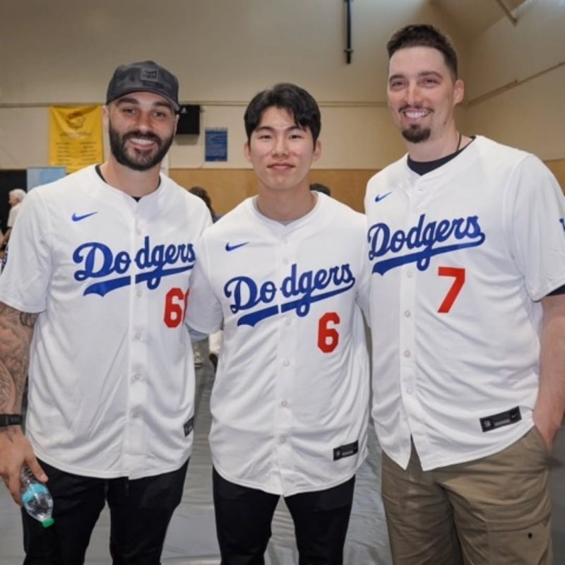 LA 다저스는 '다저스 커뮤니티 투어'를 진행했다. 커뮤니티 투어는 다저스가 매년 주최하는, 지역 사회와의 소통을 강화하기 위한 프로그램이다. 김혜성도 처음으로 다저스 유니폼을 입고 행사에 참석해 팬들과 만났다. 김혜성이 새 동료들과 포즈를 취하고 있다. LA 다저스