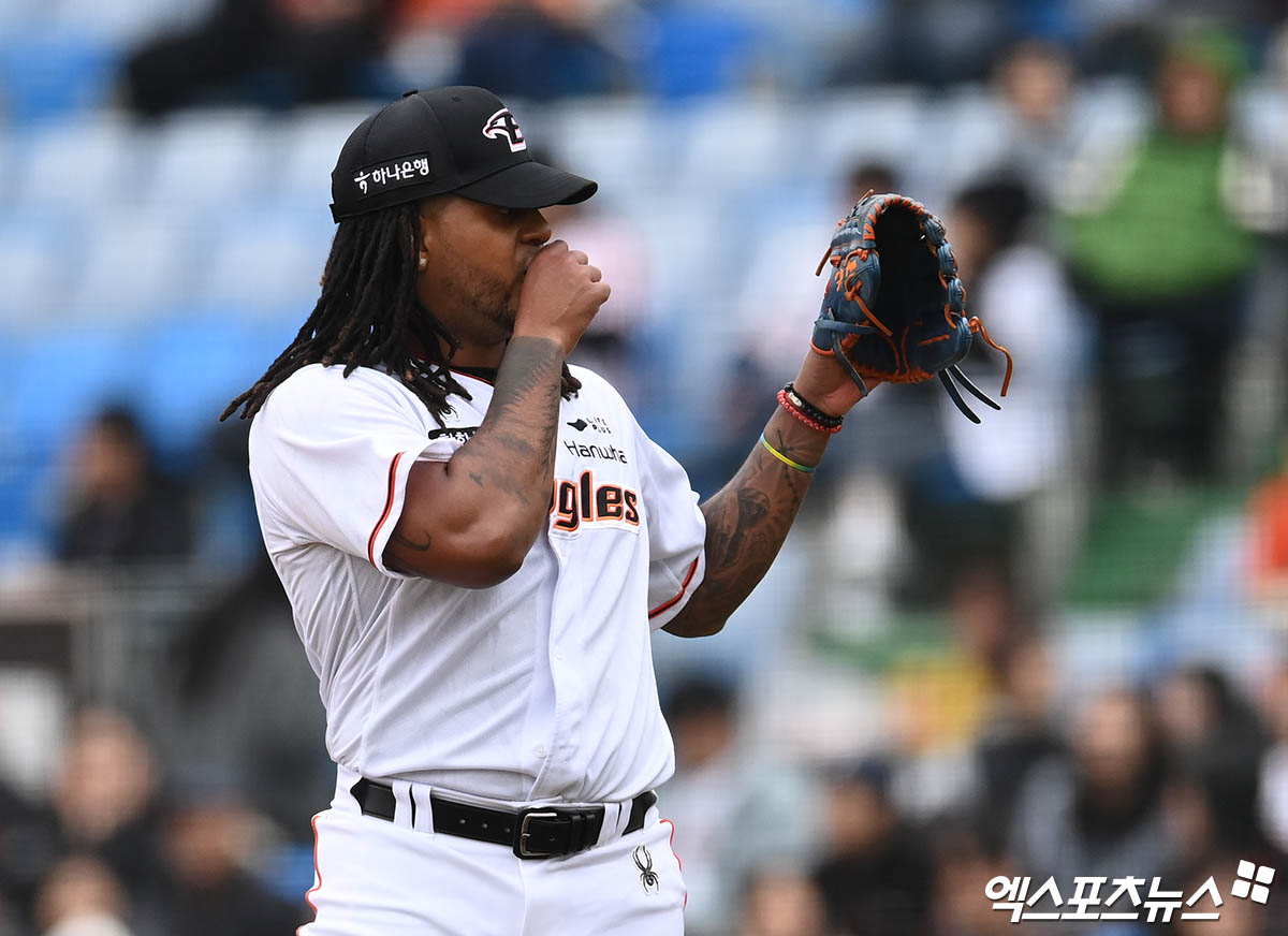 11일 대전 한화생명이글스파크에서 열린 '2024 신한 SOL Bank KBO리그' KIA 타이거즈와 한화 이글스의 시범경기, 2회초 한화 선발투수 페냐가 KIA 김태군에게 안타를 허용한 뒤 아쉬워하고 있다. 엑스포츠뉴스DB