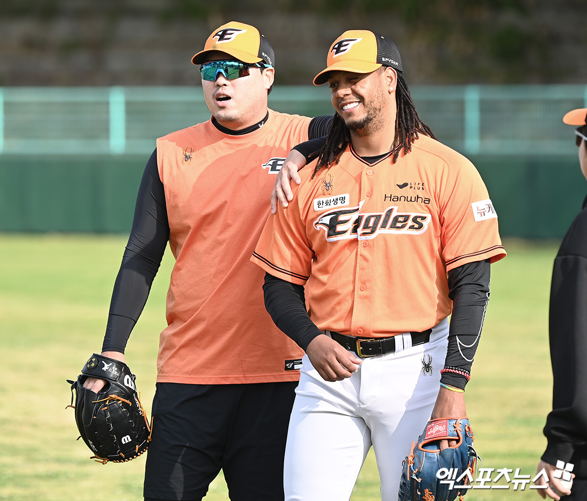 28일 일본 오키나와현 고친다 구장에서 KT 위즈와 한화 이글스의 연습경기가 열린다.  한화 류현진, 페냐가 훈련을 준비하고 있다. 엑스포츠뉴스DB