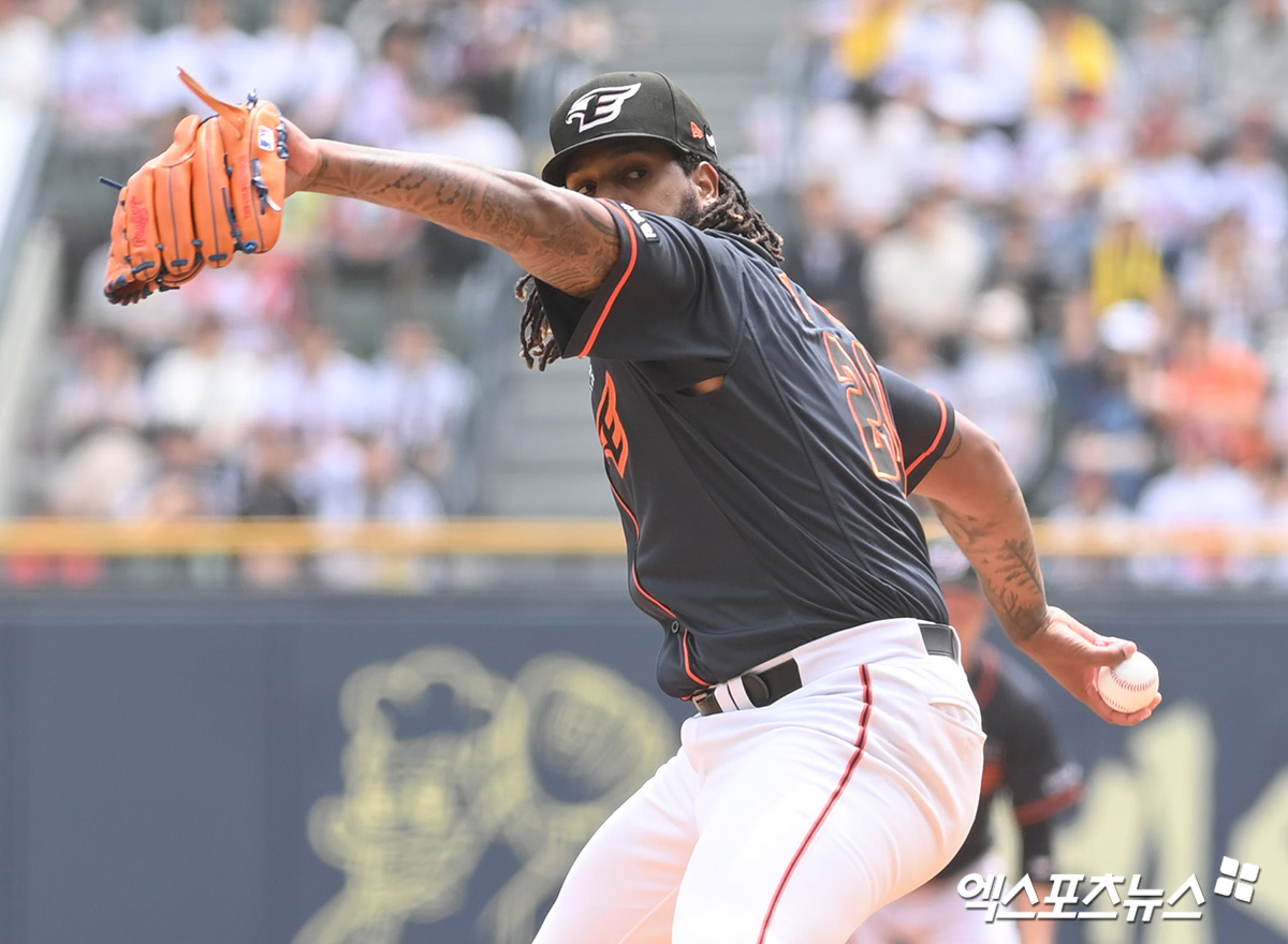 21일 오후 서울 송파구 잠실야구장에서 열린 '2023 신한은행 SOL KBO리그' 한화 이글스와 LG 트윈스의 경기, 1회말 한화 선발투수 페냐가 공을 힘차게 던지고 있다. 엑스포츠뉴스DB