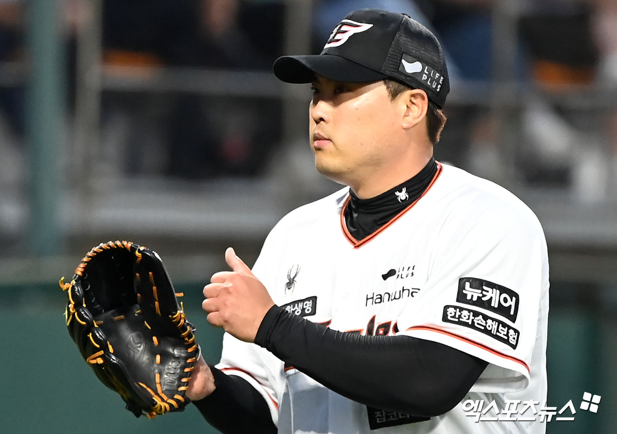 18일 오후 충북 청주야구장에서 열린 '2024 신한 SOL Bank KBO리그' 키움 히어로즈와 한화 이글스의 경기, 5회초 1사 한화 류현진이 호수비를 보여준 노시환에게 엄지 손가락을 치켜세우고 있다. 엑스포츠뉴스DB