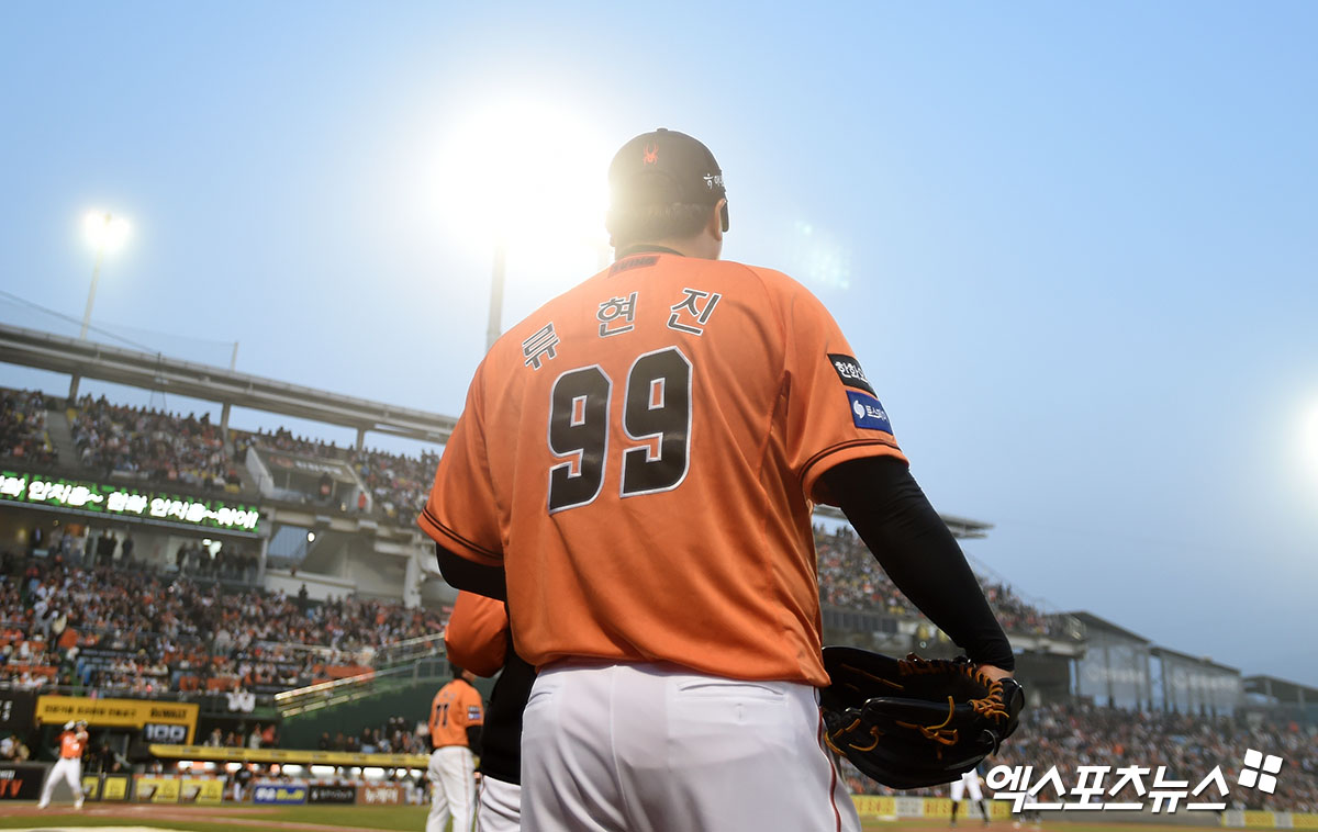 29일 오후 대전 한화생명이글스파크에서 열린 '2024 신한 SOL Bank KBO리그' KT 위즈와 한화 이글스의 경기, 한화 류현진이 몸을 풀며 경기를 지켜보고 있다. 엑스포츠뉴스DB
