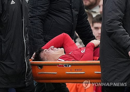 맨유가 3일(한국시간) 영국 맨체스터에 있는 올드 트래포드에서열린 크리스탈 팰리스와의 2024-2025시즌 프리미어리그 24라운드 원정 경기에서 0-2로 패했다. 핵심 센터백 리산드로 마르티네스가 눈물을 보이며 이탈했다.  연합뉴스