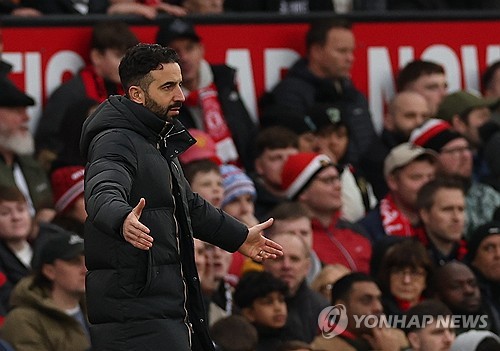 맨유가 3일(한국시간) 영국 맨체스터에 있는 올드 트래포드에서열린 크리스탈 팰리스와의 2024-2025시즌 프리미어리그 24라운드 원정 경기에서 0-2로 패했다. 핵심 센터백 리산드로 마르티네스가 눈물을 보이며 이탈했다.  연합뉴스