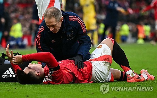 맨유가 3일(한국시간) 영국 맨체스터에 있는 올드 트래포드에서열린 크리스탈 팰리스와의 2024-2025시즌 프리미어리그 24라운드 원정 경기에서 0-2로 패했다. 핵심 센터백 리산드로 마르티네스가 눈물을 보이며 이탈했다.  연합뉴스