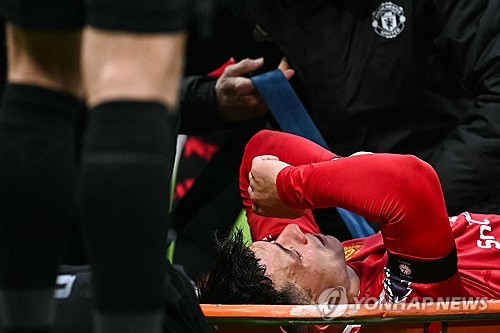 맨유가 3일(한국시간) 영국 맨체스터에 있는 올드 트래포드에서열린 크리스탈 팰리스와의 2024-2025시즌 프리미어리그 24라운드 원정 경기에서 0-2로 패했다. 핵심 센터백 리산드로 마르티네스가 눈물을 보이며 이탈했다.  연합뉴스