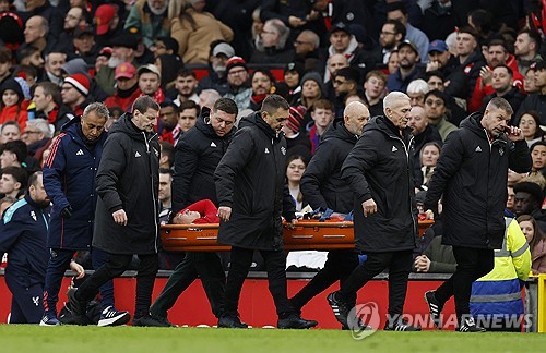 맨유가 3일(한국시간) 영국 맨체스터에 있는 올드 트래포드에서열린 크리스탈 팰리스와의 2024-2025시즌 프리미어리그 24라운드 원정 경기에서 0-2로 패했다. 핵심 센터백 리산드로 마르티네스가 눈물을 보이며 이탈했다.  연합뉴스