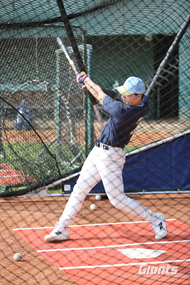 롯데 자이언츠 내야수 고승민이 대만 타이난의 아시아 태평양 국제야구센터에서 진행 중인 1차 스프링캠프에서 타격 훈련 중인 모습. 사진 엑스포츠뉴스