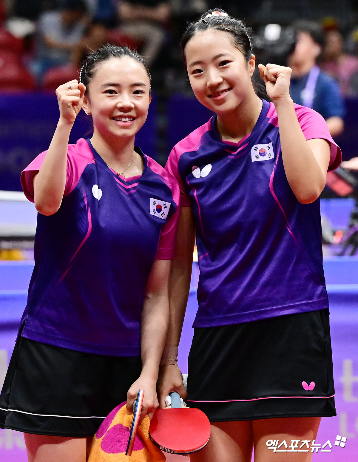 한국 여자 탁구의 간판 신유빈(오른쪽)이 3일 싱가포르에서 열린 월드테이블테니스(WTT) 시리즈 2025 싱가포르 스매시 본선 여자 단식 64강전에서 전지희를 게임 스코어 3-0(11-8 11-6 11-7)으로 이겼다. 사진 엑스포츠뉴스 DB