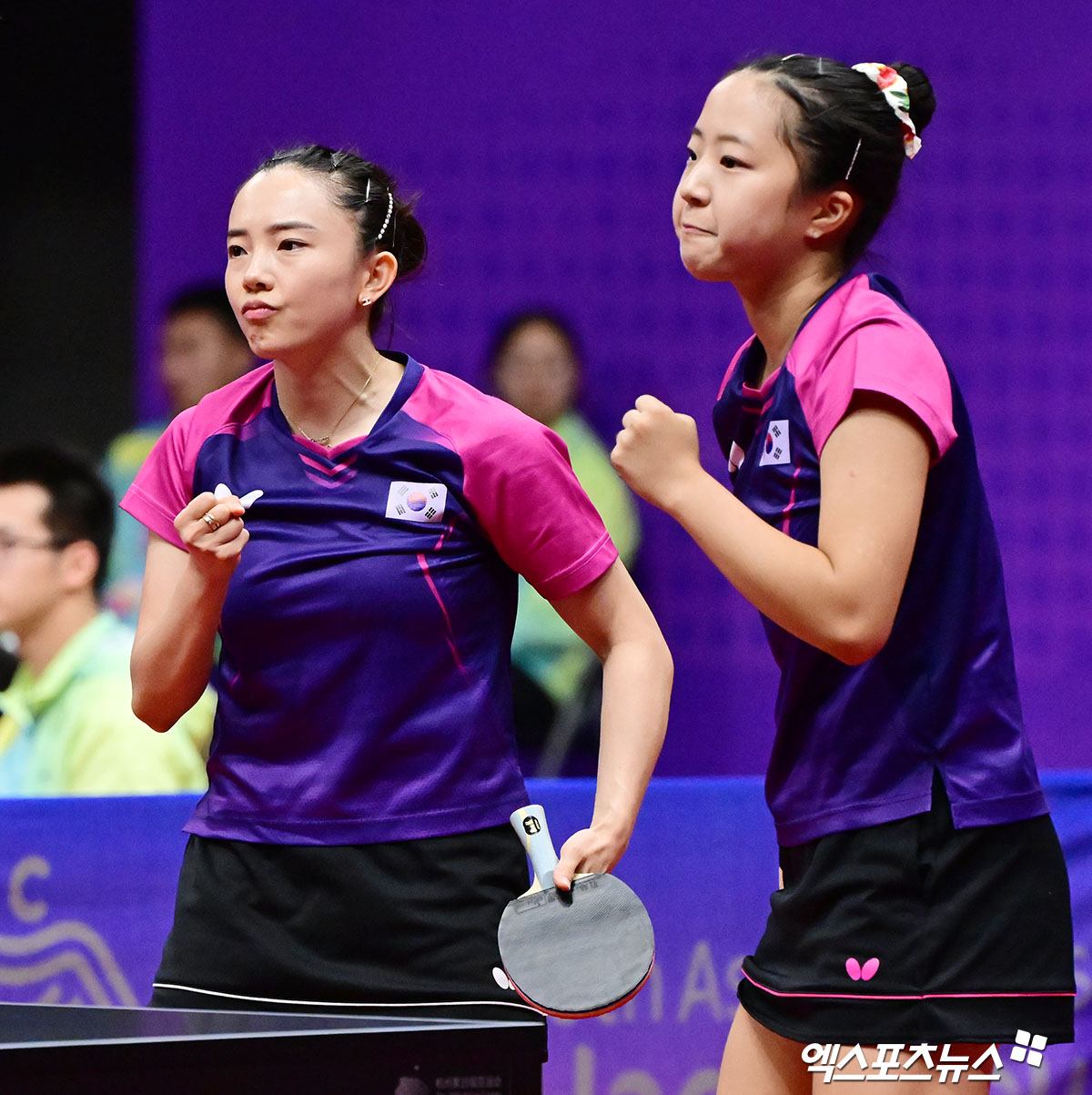 한국 여자 탁구의 간판 신유빈(오른쪽)이 3일 싱가포르에서 열린 월드테이블테니스(WTT) 시리즈 2025 싱가포르 스매시 본선 여자 단식 64강전에서 전지희를 게임 스코어 3-0(11-8 11-6 11-7)으로 이겼다. 사진 엑스포츠뉴스 DB