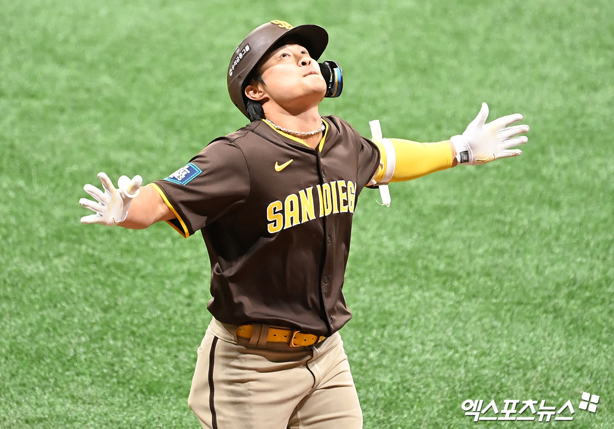 탬파베이 내야수 김하성은 비시즌 2년 2900만 달러 규모 계약을 체결하며 이적했다. 그는 뛰어난 수비력과 함께 팀에 부족한 공격력을 보강해주리라 많은 기대를 받고 있다. 엑스포츠뉴스 DB