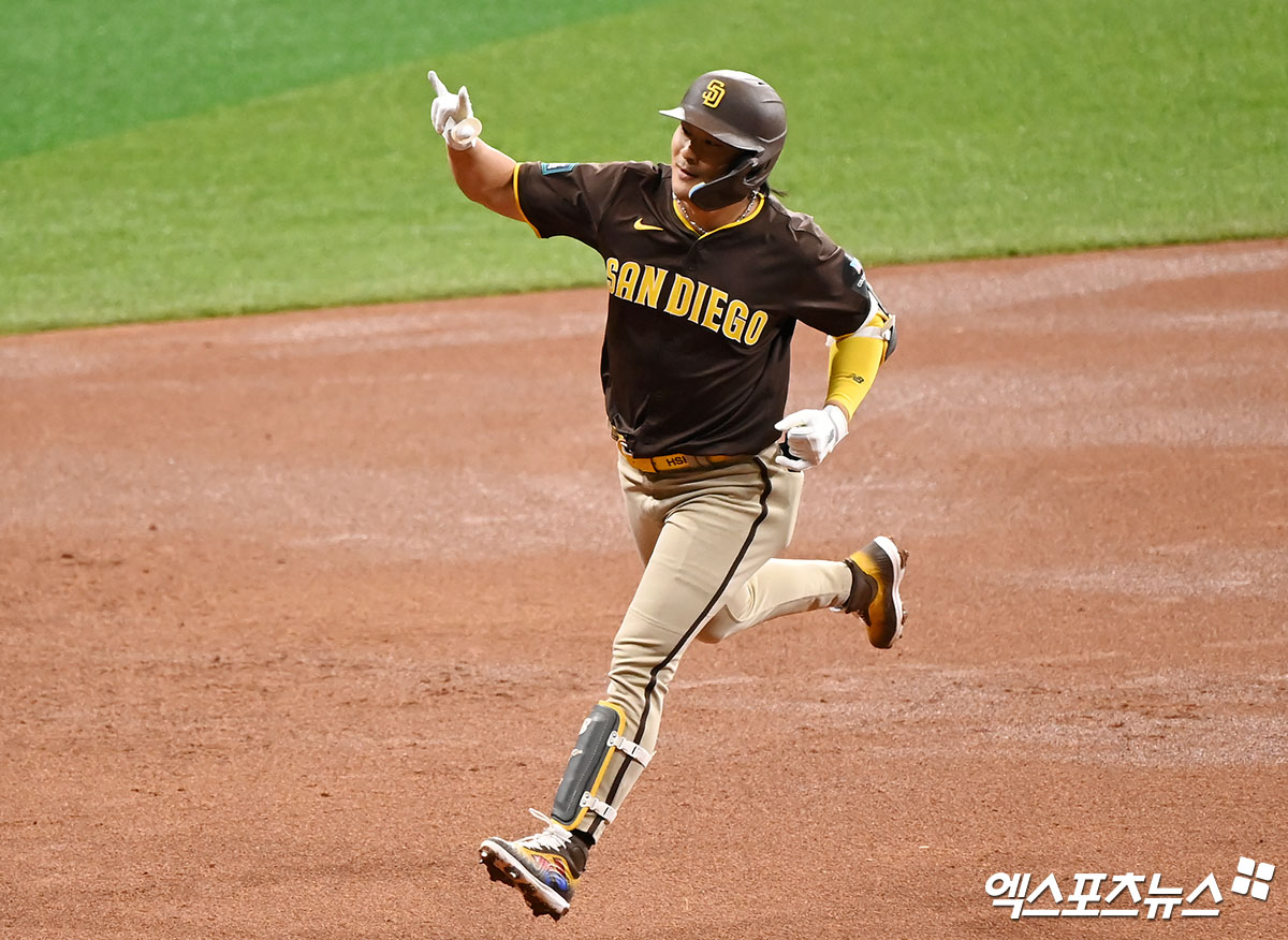 탬파베이 내야수 김하성은 비시즌 2년 2900만 달러 규모 계약을 체결하며 이적했다. 그는 뛰어난 수비력과 함께 팀에 부족한 공격력을 보강해주리라 많은 기대를 받고 있다. 엑스포츠뉴스 DB