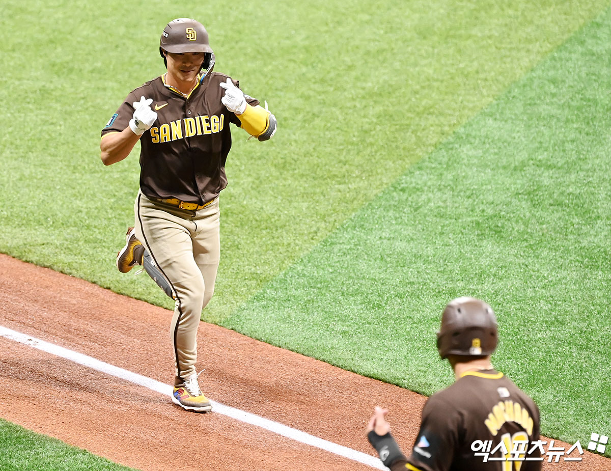 탬파베이 내야수 김하성(왼쪽)은 비시즌 2년 2900만 달러 규모 계약을 체결하며 이적했다. 그는 뛰어난 수비력과 함께 팀에 부족한 공격력을 보강해주리라 많은 기대를 받고 있다. 엑스포츠뉴스 DB