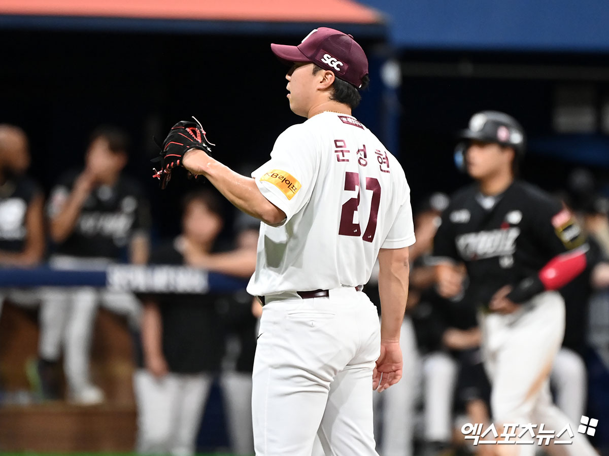 18일 오후 서울 구로구 고척스카이돔에서 열린 '2024 신한 SOL Bank KBO리그' KT 위즈와 키움 히어로즈의 경기, 10회초 1사 만루 키움 문성현이 KT 강현우에게 밀어내기 볼넷을 허용하고 있다. 엑스포츠뉴스 DB