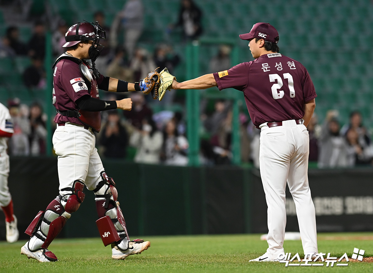 11일 오후 인천SSG랜더스필드에서 열린 '2024 신한 SOL뱅크 KBO 리그' 키움 히어로즈와 SSG 랜더스의 경기, 키움이 5:2로 승리하며 연패를 끊어냈다.  경기를 마친 키움 김재현, 문성현이 기뻐하고 있다. 엑스포츠뉴스 DB