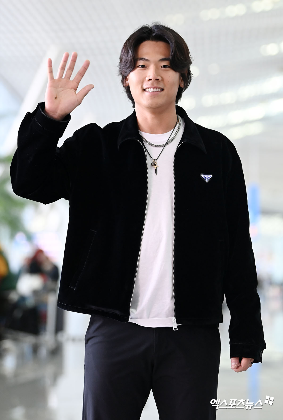 미국 메이저리그 피츠버그 파이리츠 배지환이 지난해 1월 미국으로 출국하기 전 웃으며 인사하고 있다. 엑스포츠뉴스 DB