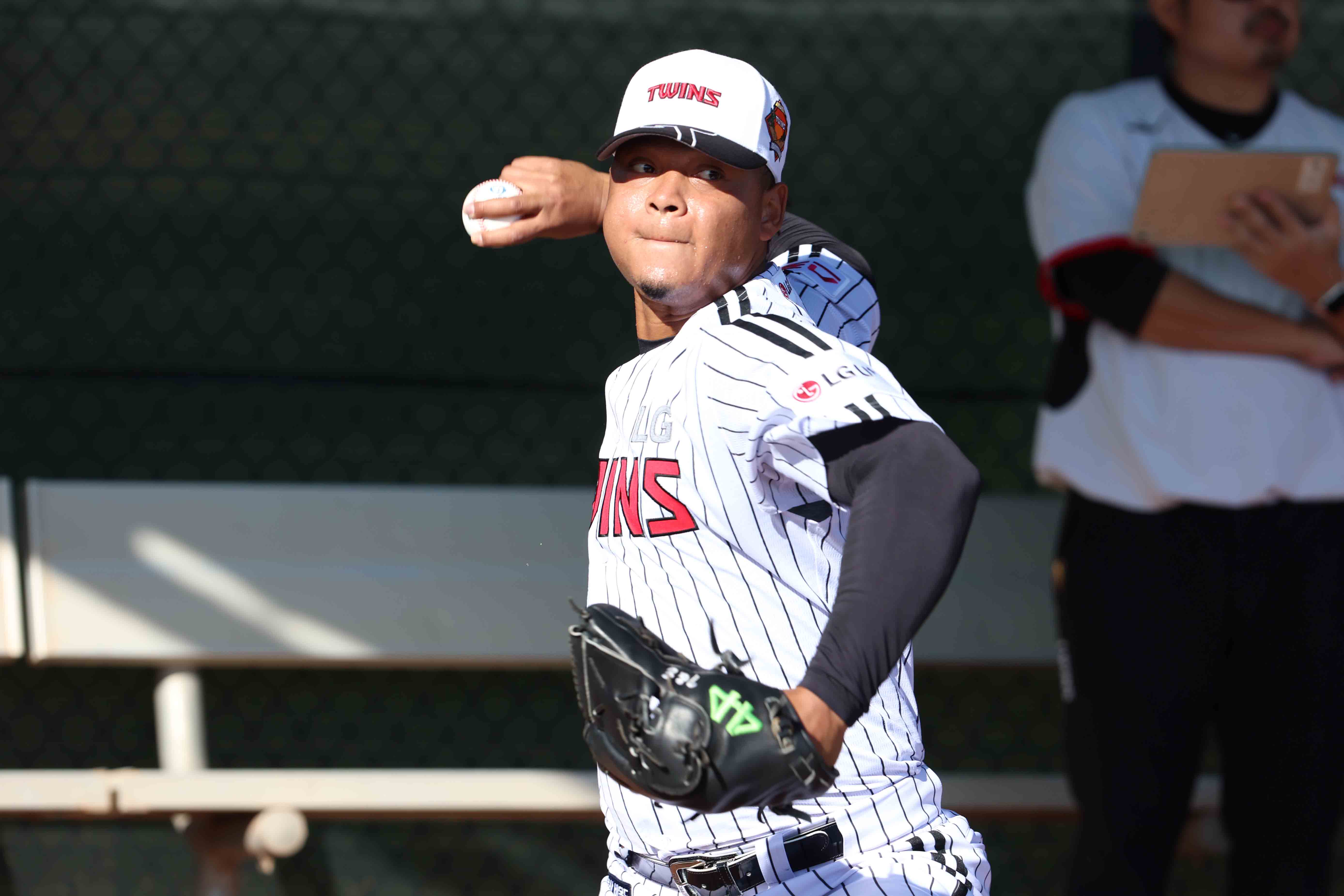 LG 투수 에르난데스는 지난 시즌 중반 켈리의 대체 외국인 선수로 입단해 짧은 기간 강렬한 임팩트를 남겼다. 목표했던 우승을 올해는 꼭 이루고자 힘찬 각오를 밝혔다. LG 트윈스