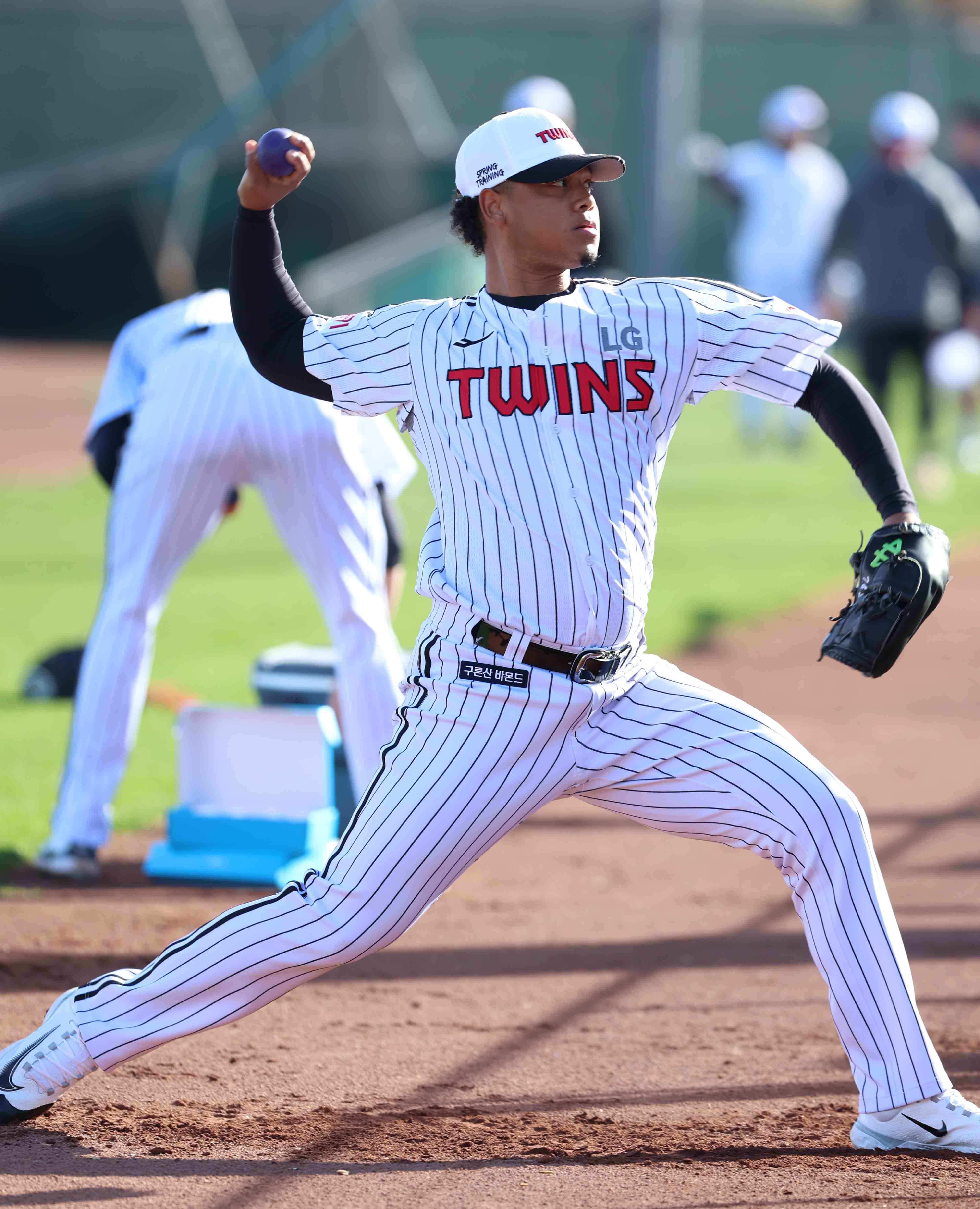 LG 투수 에르난데스는 지난 시즌 중반 켈리의 대체 외국인 선수로 입단해 짧은 기간 강렬한 임팩트를 남겼다. 목표했던 우승을 올해는 꼭 이루고자 힘찬 각오를 밝혔다. LG 트윈스