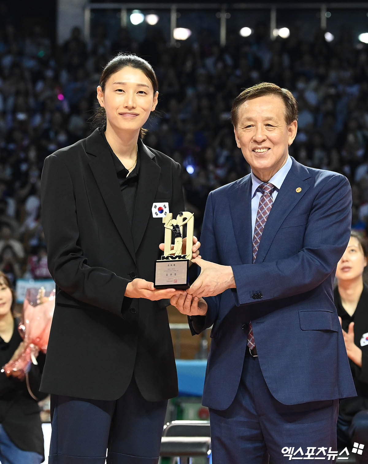 왼쪽부터 여자프로배구 흥국생명 김연경과 오한남 대한배구협회장. 지난해 6월 8일 김연경의 국가대표 은퇴식에서 공로패를 들고 기념촬영하고 있다. 엑스포츠뉴스 DB