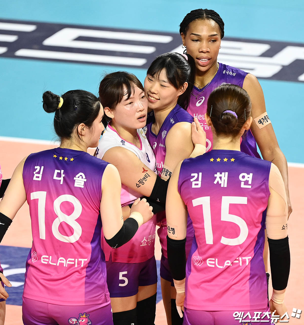 여자프로배구 리베로 김해란이 V리그 정규리그 경기에서 팀이 득점을 올리자 동료들과 함께 세리머니하고 있다. 엑스포츠뉴스 DB