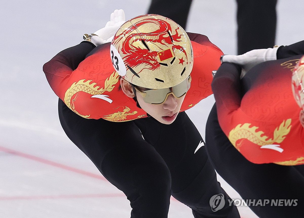 중국 쇼트트랙 대표팀 린샤오쥔이 지난 3일 2025 하얼빈 동계 아시안게임이 열리는 중국 하얼빈 헤이룽장 빙상훈련센터 다목적홀에서 훈련에 임하고 있다. 연합뉴스