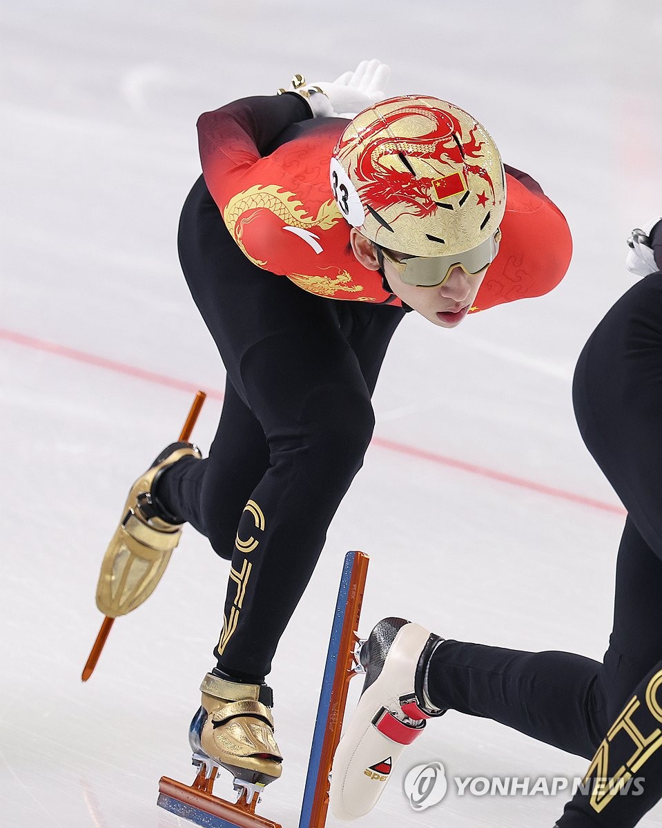 중국 쇼트트랙 대표팀 린샤오쥔이 지난 3일 2025 하얼빈 동계 아시안게임이 열리는 중국 하얼빈 헤이룽장 빙상훈련센터 다목적홀에서 훈련에 임하고 있다. 연합뉴스