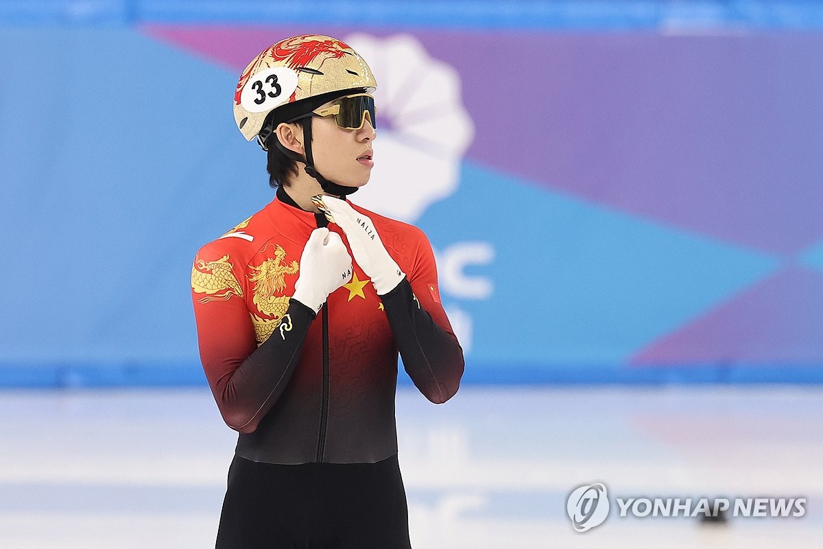 중국 쇼트트랙 대표팀 린샤오쥔이 지난 3일 2025 하얼빈 동계 아시안게임이 열리는 중국 하얼빈 헤이룽장 빙상훈련센터 다목적홀에서 훈련에 임하고 있다. 연합뉴스