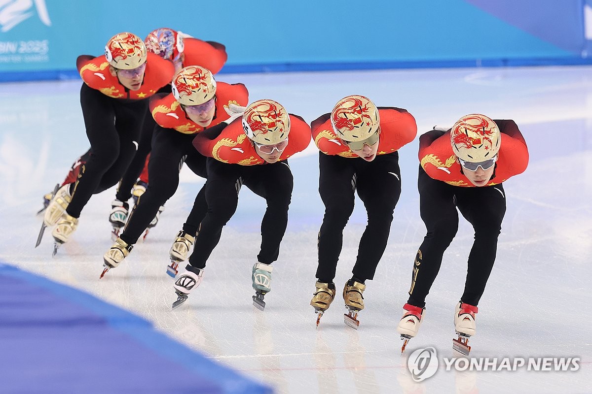 중국 쇼트트랙 대표팀이 지난 3일 2025 하얼빈 동계 아시안게임이 열리는 중국 하얼빈 헤이룽장 빙상훈련센터 다목적홀에서 훈련하고 있다. 연합뉴스