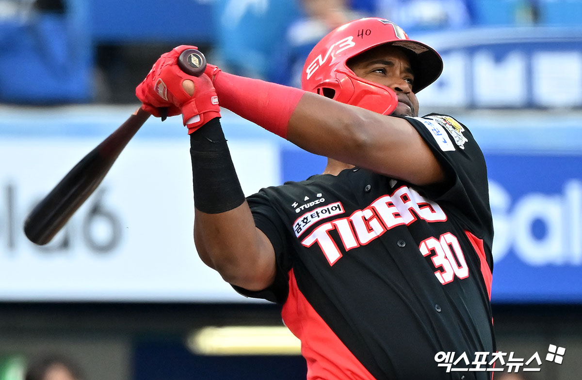 KIA 타이거즈에서 활약했던 외인 타자 소크라테스 브리토가 지난해 한국시리즈 경기에서 타격하고 있다. 엑스포츠뉴스 DB