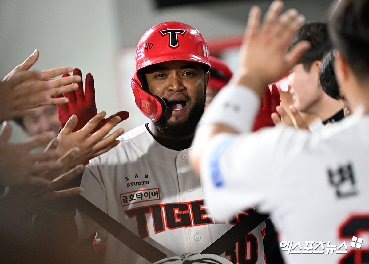 KIA 타이거즈에서 활약했던 외인 타자 소크라테스 브리토가 지난해 정규시즌 경기에서 득점한 뒤 동료들의 축하를 받고 있다. 엑스포츠뉴스 DB