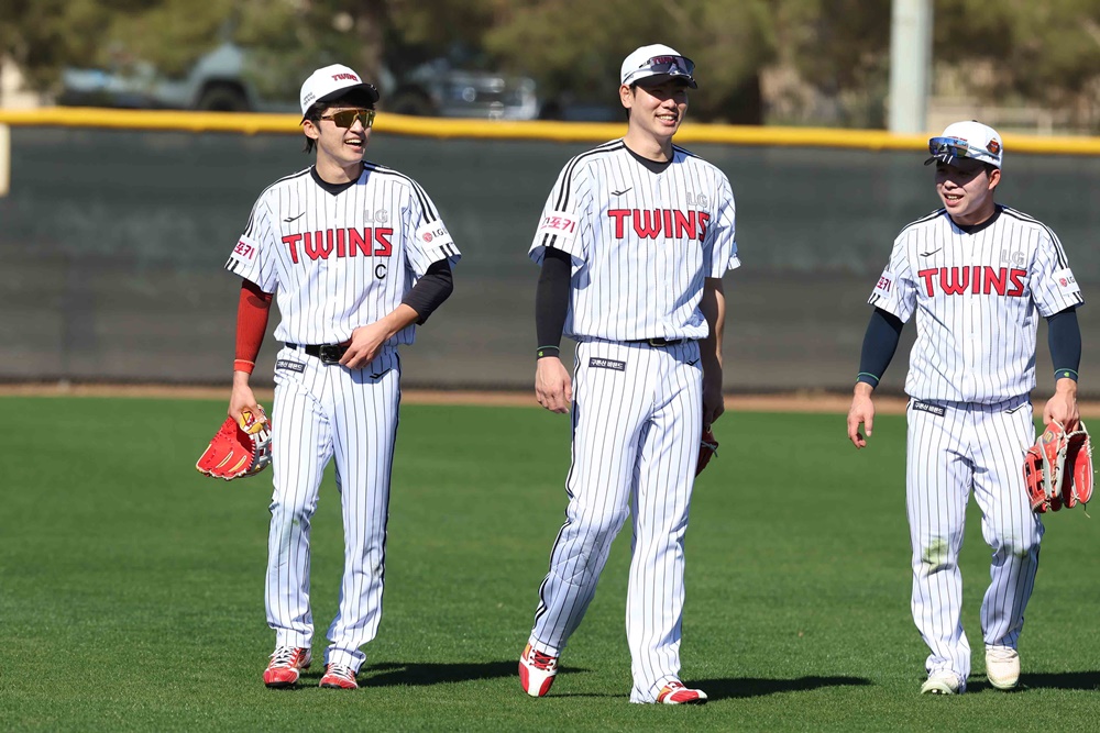 LG 외야수 박해민(왼쪽 첫 번째)은 여전한 수비력은 물론, 타격 향상과 주장의 책임감까지 더해 다가올 2025시즌 반등을 예고했다. LG 트윈스