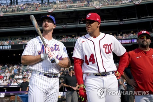 메츠 내야수 알론소(왼쪽 첫 번째)와 외야수 소토. 알론소의 잔류로 이들은 '핵타선'을 구축하게 됐다. 연합뉴스 AP