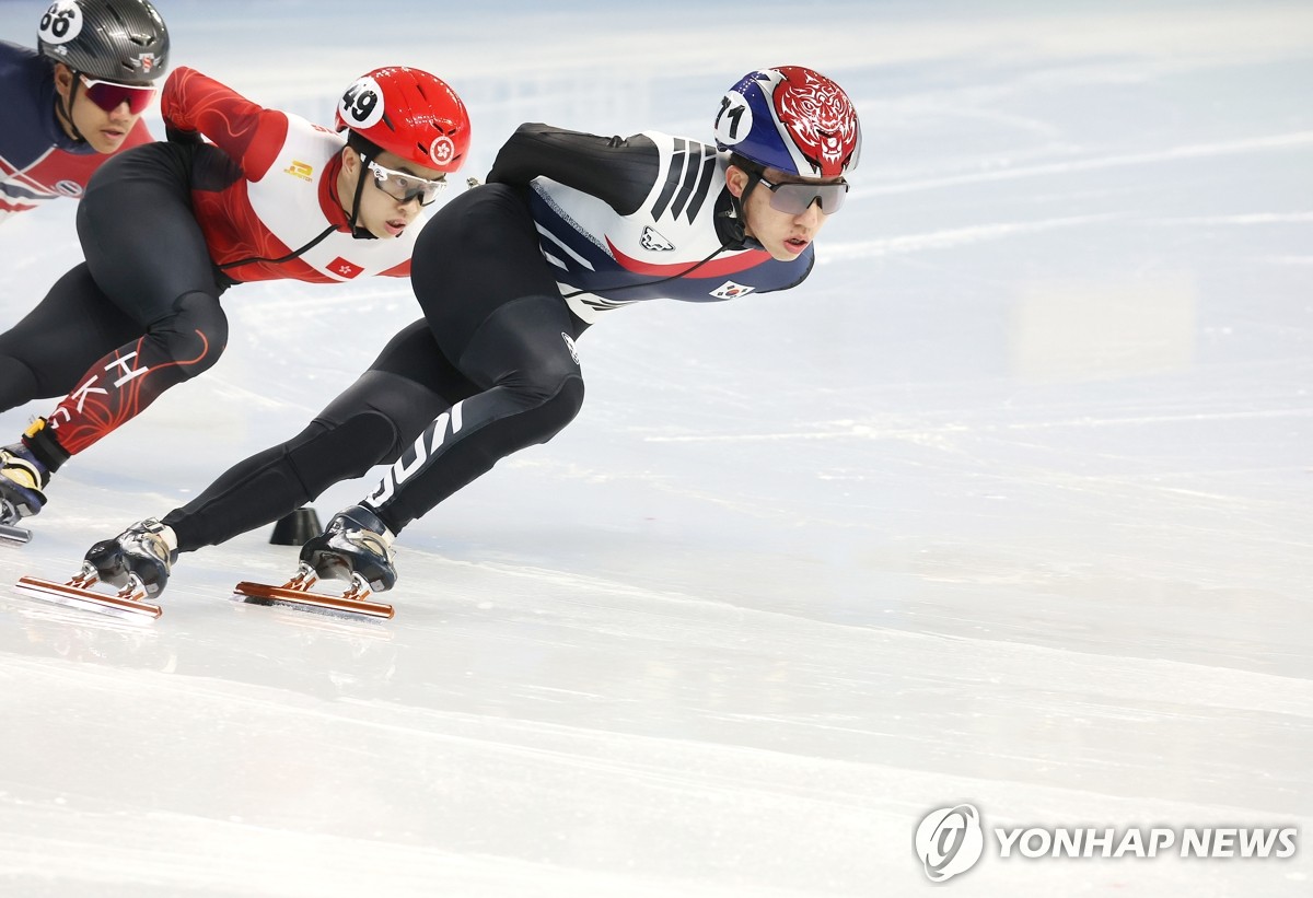 한국 쇼트트랙 국가대표 박지원이 7일 중국 하얼빈 헤이룽장 빙상훈련센터 다목적홀에서 열린 2025 하얼빈 동계아시안게임 쇼트트랙 남자 1500m 준준결승에서 선두로 질주하고 있다. 연합뉴스