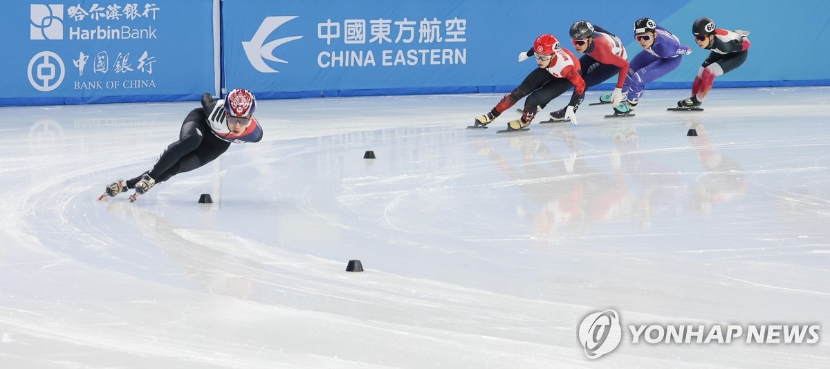 한국 쇼트트랙 국가대표 박지원이 7일 중국 하얼빈 헤이룽장 빙상훈련센터 다목적홀에서 열린 2025 하얼빈 동계아시안게임 쇼트트랙 남자 1500m 준준결승에서 선두로 질주하고 있다. 연합뉴스
