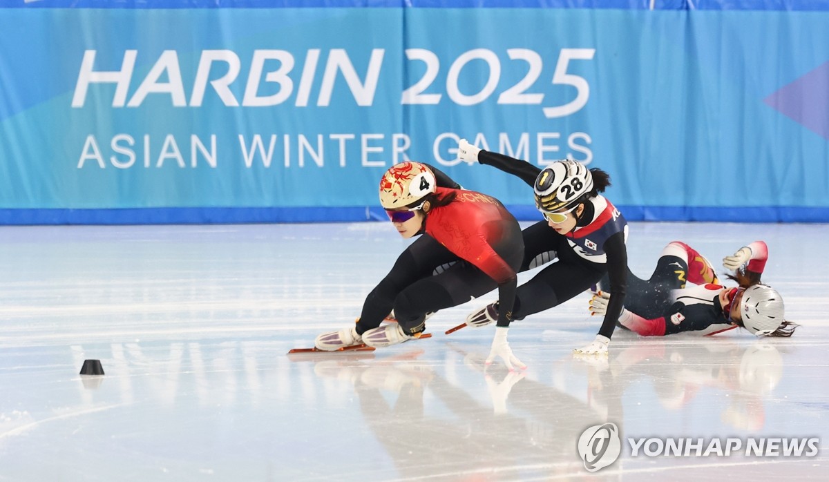 9일 중국 하얼빈 헤이룽장 빙상훈련센터 다목적홀에서 열린 하얼빈 동계아시안게임 쇼트트랙 여자 1000m 준준결승에서 헬멧 번호 28번을 단 김길리가 넘어지고 있다. 연합뉴스