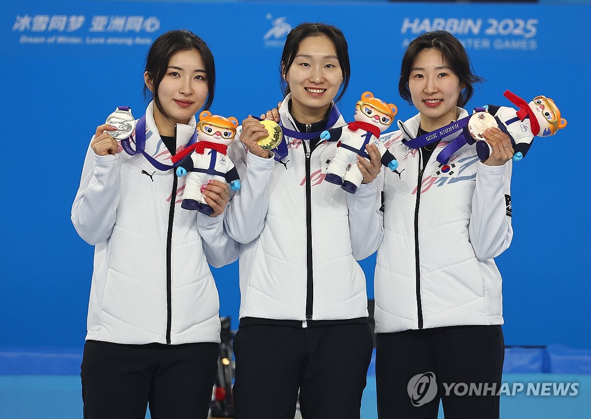 8일 중국 하얼빈 헤이룽장 빙상훈련센터 다목적홀에서 열린 하얼빈 동계아시안게임 여자 500m 결승 시상식에서 금메달을 차지한 최민정, 은메달을 획득한 김길리, 동메달을 차지한 이소연이 기념촬영을 하고 있다. 연합뉴스