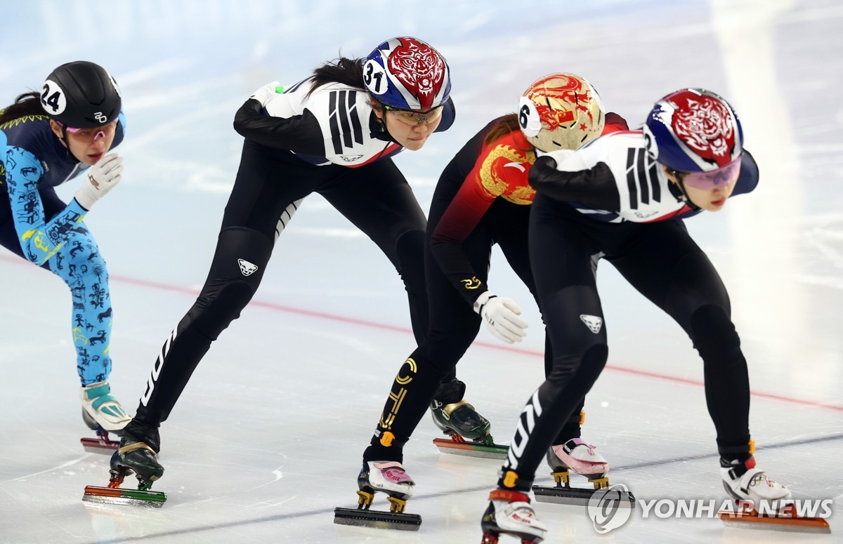 9일 중국 하얼빈 헤이룽장 빙상훈련센터에서 열린 동계아시안게임 쇼트트랙 여자 1000m 준결승에서 최민정과 심석희가 질주하고 있다. 연합뉴스
