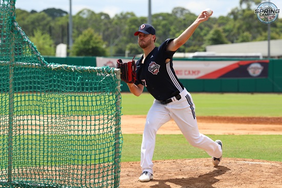 두산 베어스 외국인 투수 콜 어빈이 9일 호주 블랙타운 스프링캠프에서 첫 라이브 피칭을 소화했다. 두산 베어스