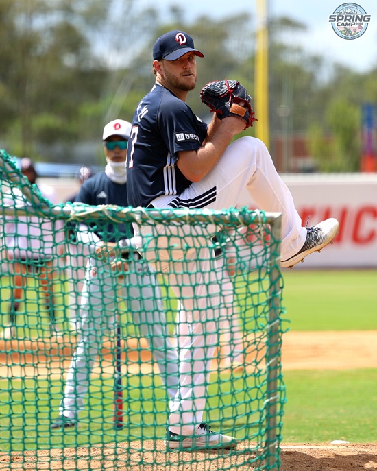 두산 베어스 외국인 투수 콜 어빈이 9일 호주 블랙타운 스프링캠프에서 첫 라이브 피칭을 소화했다. 두산 베어스