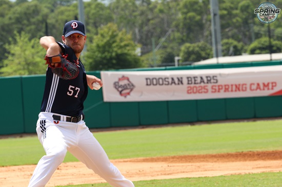 두산 베어스 외국인 투수 콜 어빈이 9일 호주 블랙타운 스프링캠프에서 첫 라이브 피칭을 소화했다. 두산 베어스
