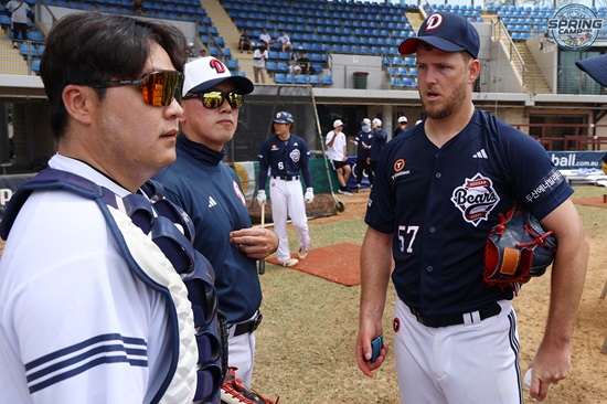 두산 베어스 외국인 투수 콜 어빈이 9일 호주 블랙타운 스프링캠프에서 첫 라이브 피칭을 소화했다. 두산 베어스